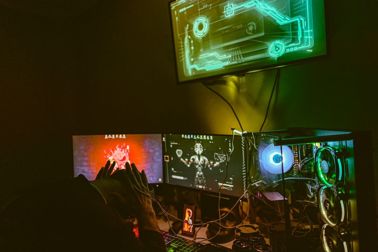 Person reagiert auf Drei-Monitor-Gaming-Setup mit RGB-Beleuchtung.