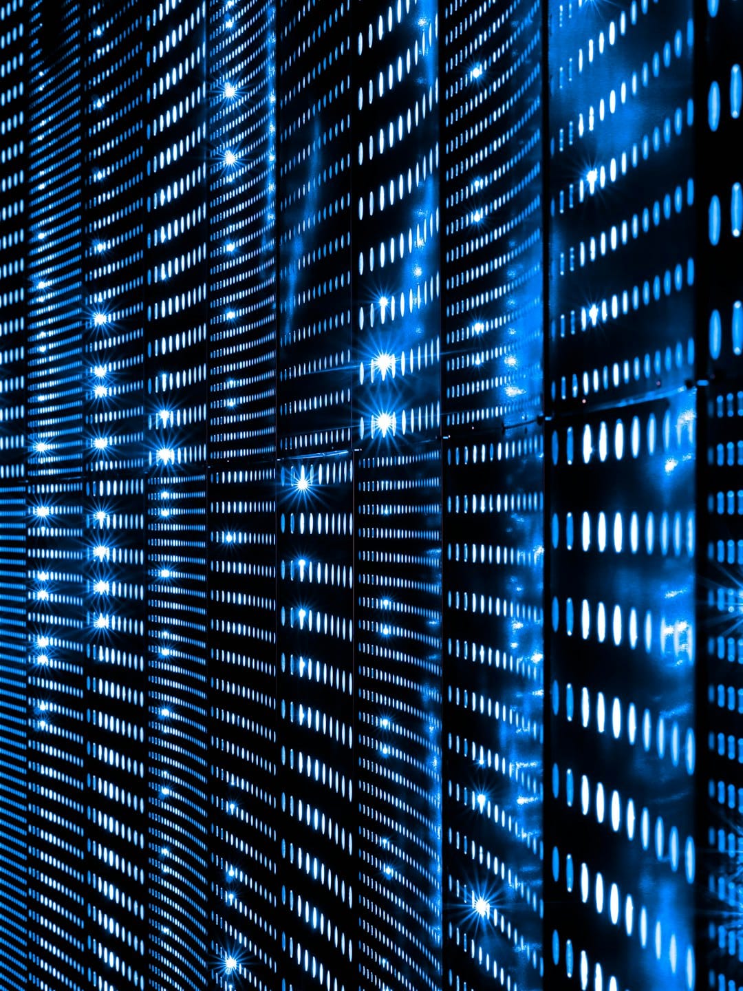 Abstrakte blaue Lichter auf einer dunklen technologischen Gitteroberfläche.