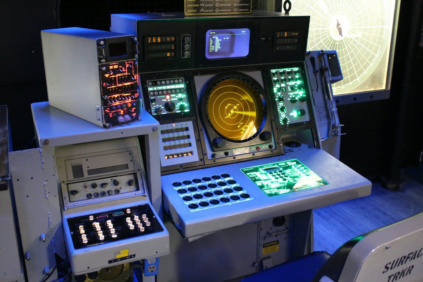 Retro militärisches Bedienpult mit leuchtendem Radar und Schaltern.